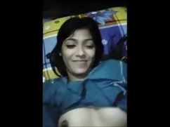 Morena usando un jug ...