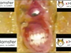 Ella lo sacó y lo hi ...