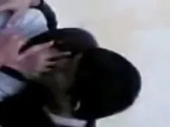 El tipo golpea señor ...